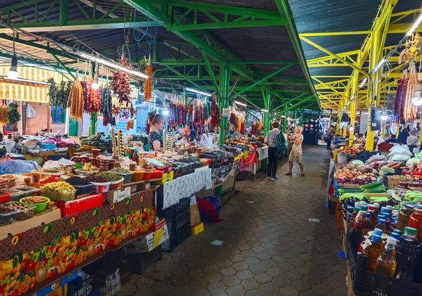 Farbenfroher Markt voller lokaler Köstlichkeiten