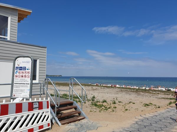 Flaniere entlang der malerischen Dünenpromenade