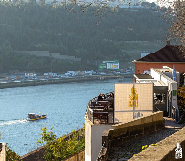 Cocktails mit Flussblick