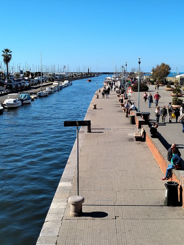 Sonnenbaden an der Versilia-Küste