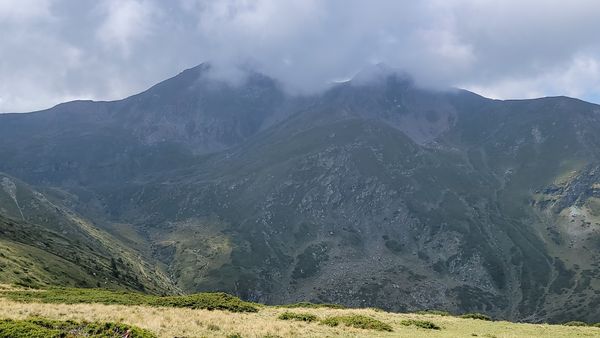 Wandern in unberührter Berglandschaft