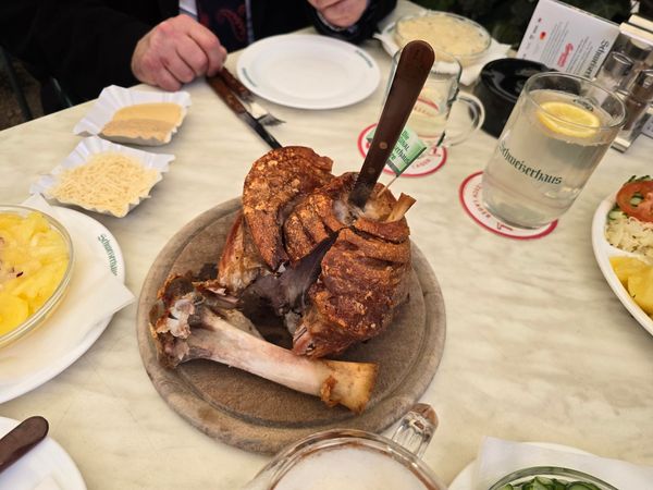 Traditionelle Wiener Stelze im legendären Biergarten