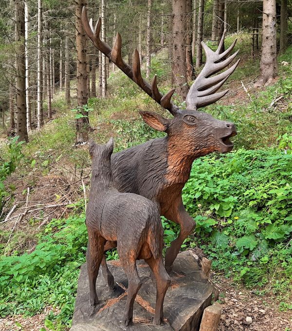 Kunstvolle Holzfiguren im Grünen