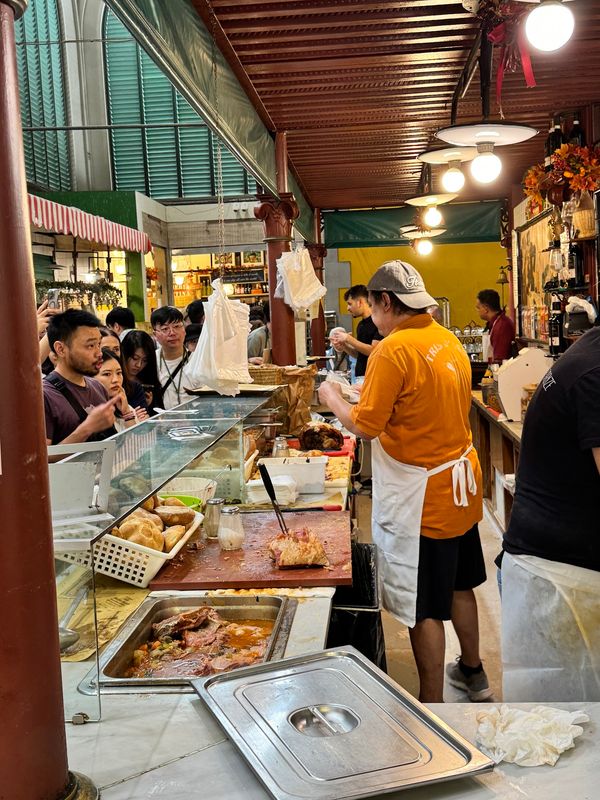 Traditionelle Küche im lebhaften Markt