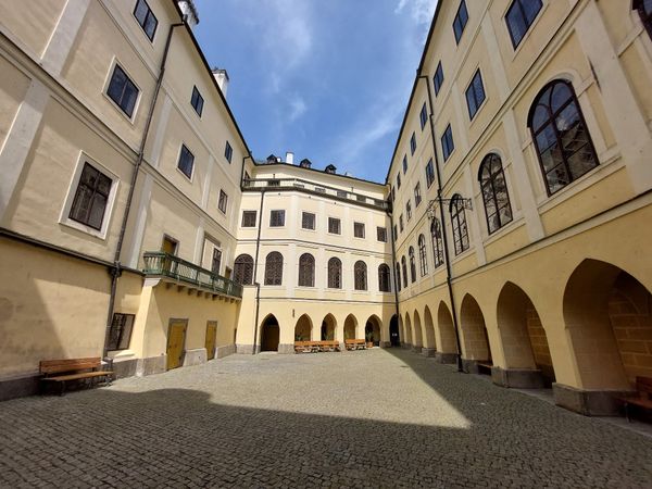 Mittelalterliches Schloss am Fluss