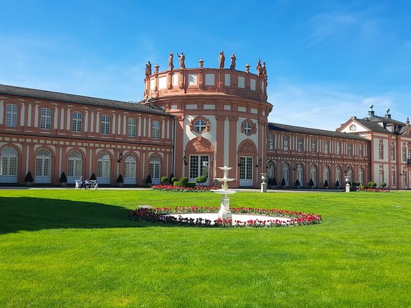 Barockes Schloss mit Rheinblick