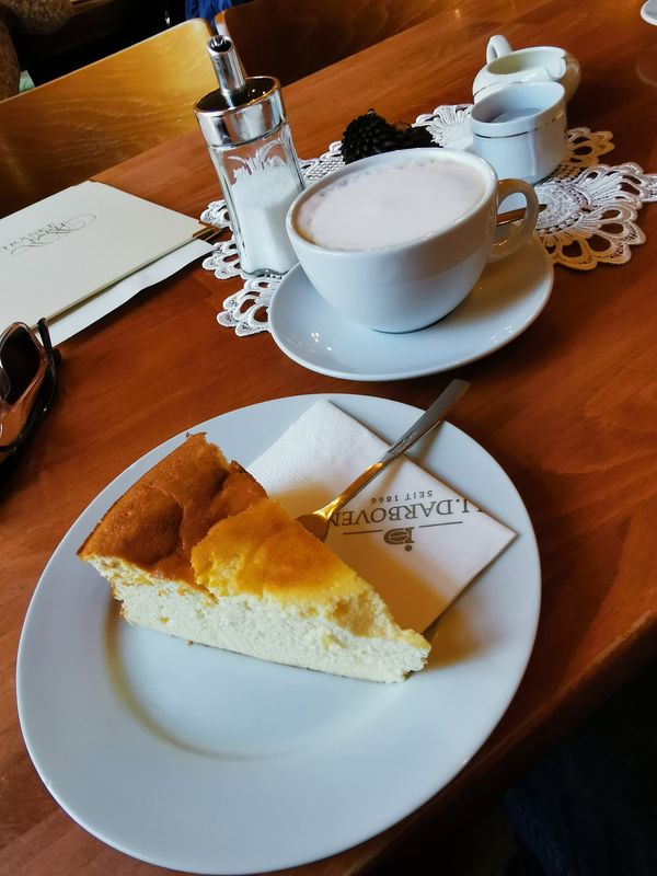 Kaffee und Kuchen mit Blick auf den Markt