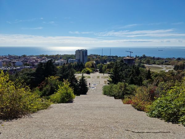 Kolossales Denkmal mit Meerblick