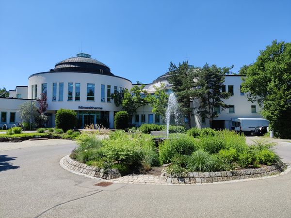 Entspanne in den heilenden Wassern der Therme