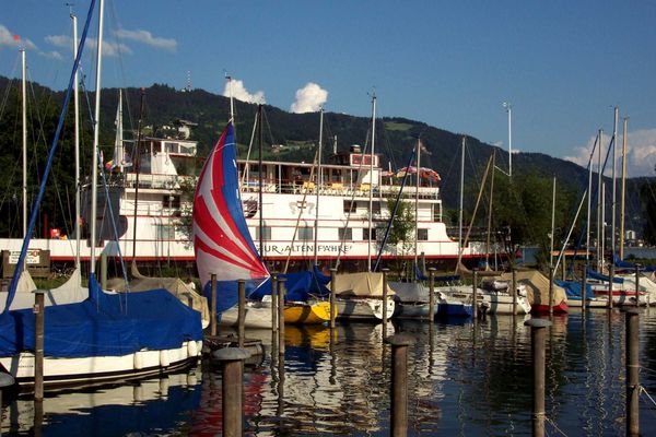 Segel setzen auf dem malerischen See