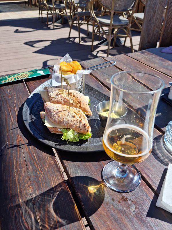 Strandspaß mit Bar-Atmosphäre