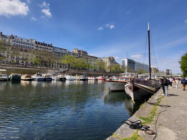 Idyllischer Hafen mitten in Paris