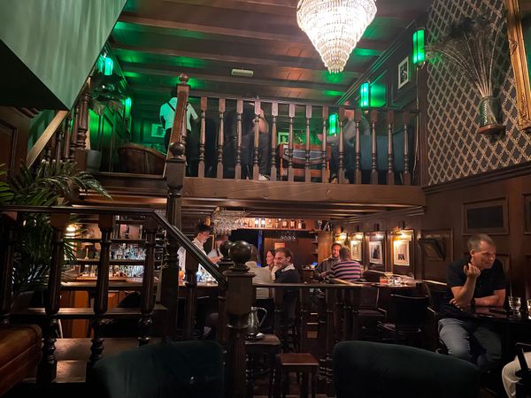 Jazz Age Flair in geheimer Bar