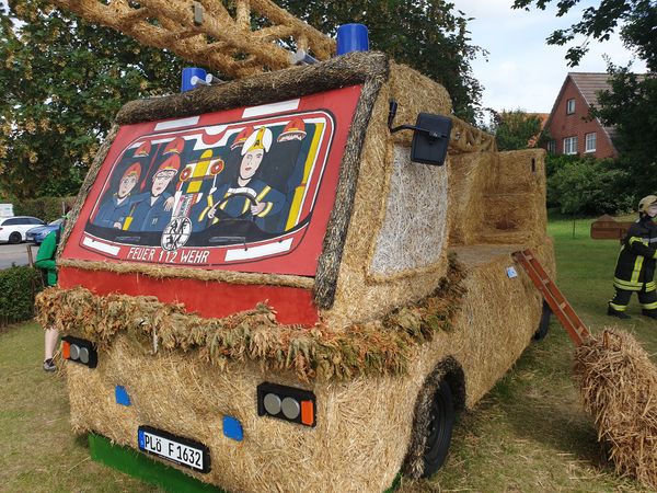 Familienspaß mit Strohfiguren und Kornfeldern