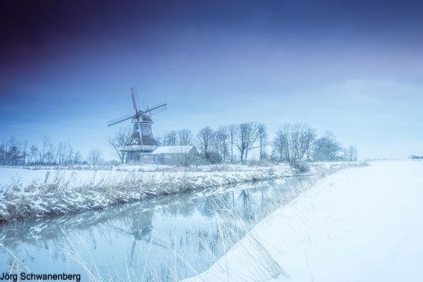 Historische Windmühlen in malerischer Landschaft