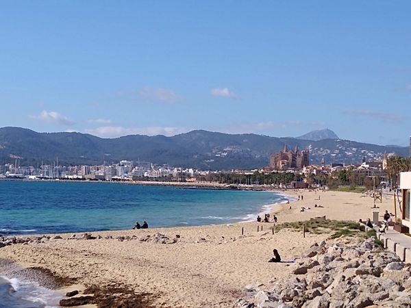 Stadtstrand mit Blick auf die Kathedrale