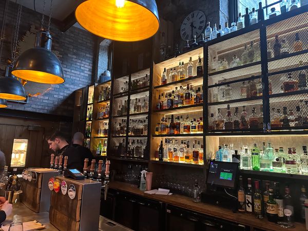 Whisky und lokale Küche in versteckter Bar