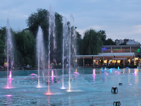 Magische Wasserspiele bei Nacht