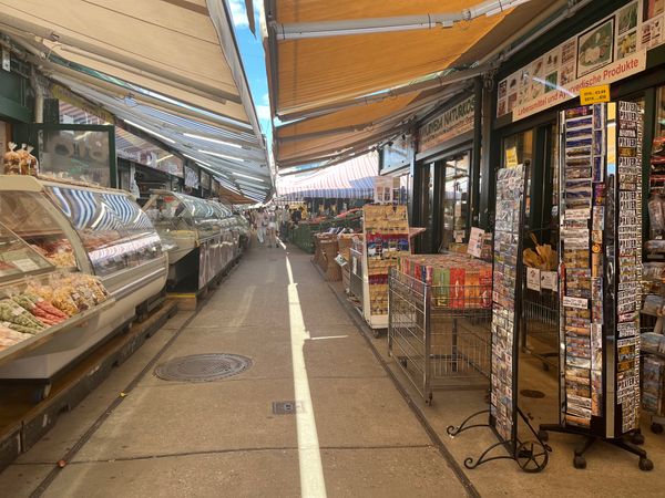 Schlemmen & Flanieren am lebendigsten Markt Wiens
