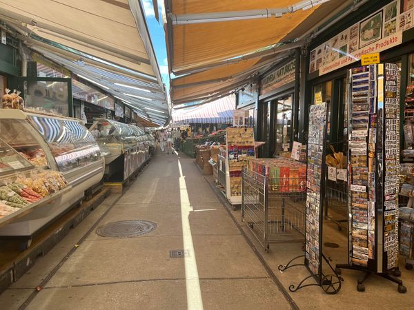 Schlemmen & Flanieren am lebendigsten Markt Wiens