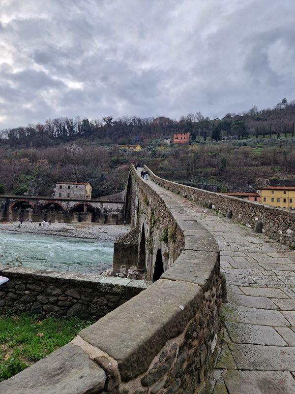 Mystische Steinbogenbrücke entdecken