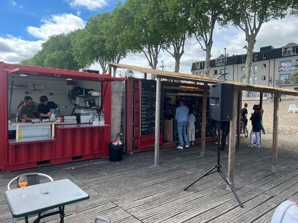 Genieße den Abend in Orléans Pop-up Bars