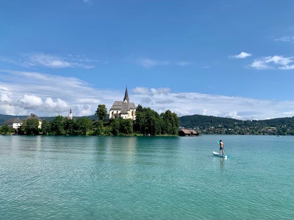 Kristallklares Wasser trifft auf Alpenpanorama
