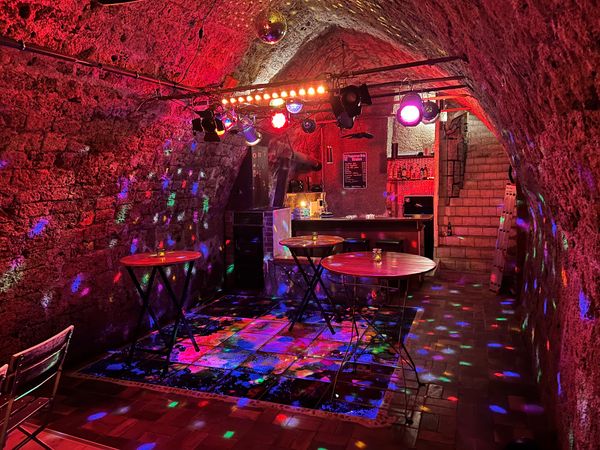 Historisches Flair in einer alten Burgkeller-Bar
