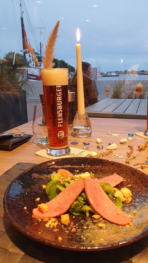 Frischer Fisch mit Hafenblick