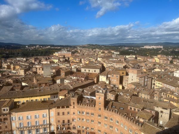 Mittelalterliche Architektur in Siena bestaunen