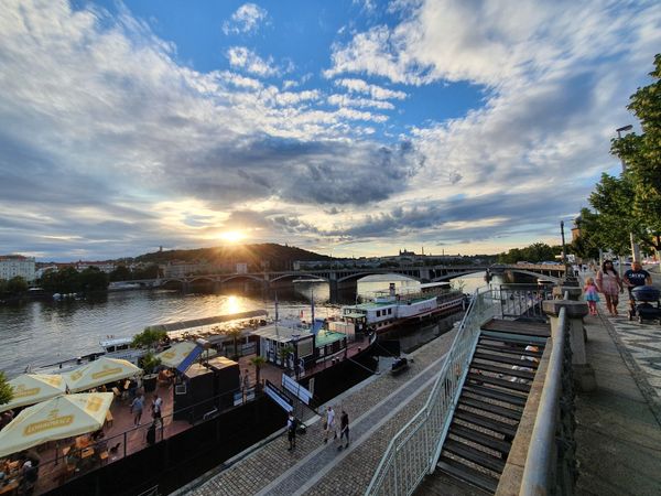 Lebendige Promenade am Flussufer