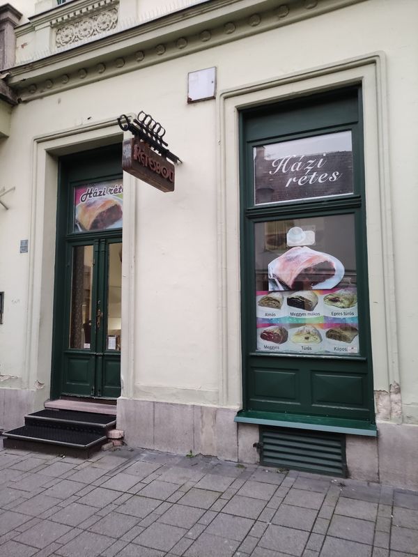 Genieße köstlichen Strudel in Győrs bester Strudelbäckerei