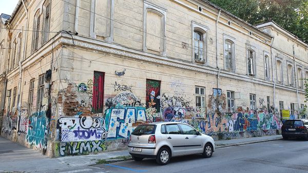 Bunte Straßenkunst voller Leben