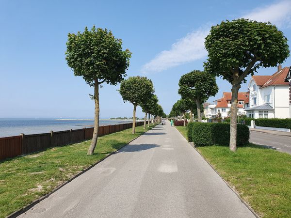 Schlendere entlang der Ostsee mit Meerblick