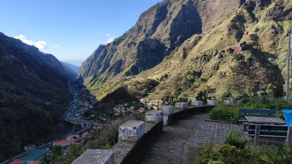 Atmenberaubender Blick auf Berge und Meer