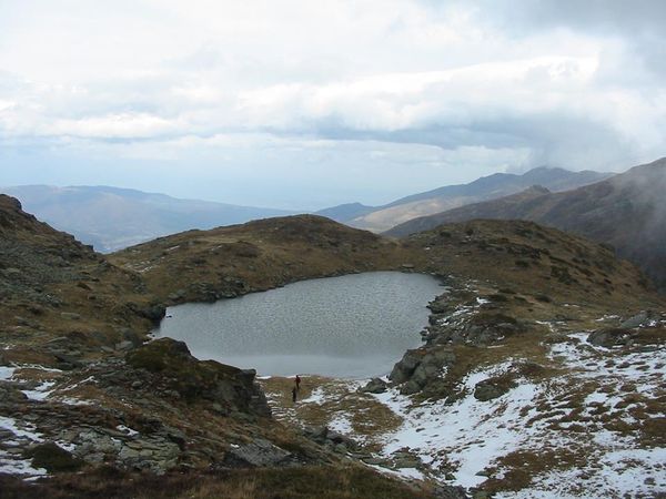 Wandern in unberührter Berglandschaft