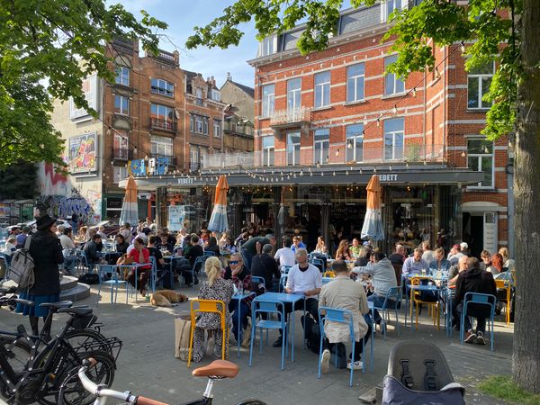 Trendiges Café mit geräumiger Terrasse