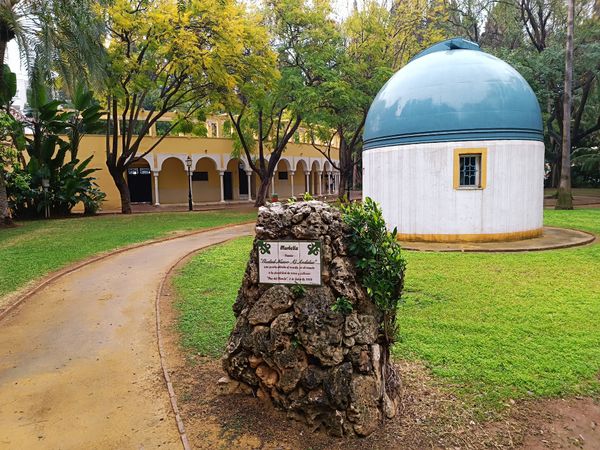 Idyllischer Park mit Observatorium