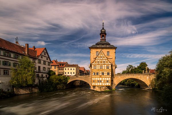 Ein Rathaus mitten im Fluss