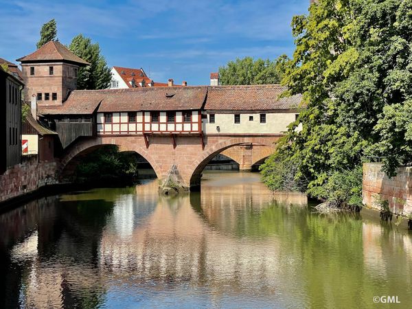 Historische Schönheit am Flussufer