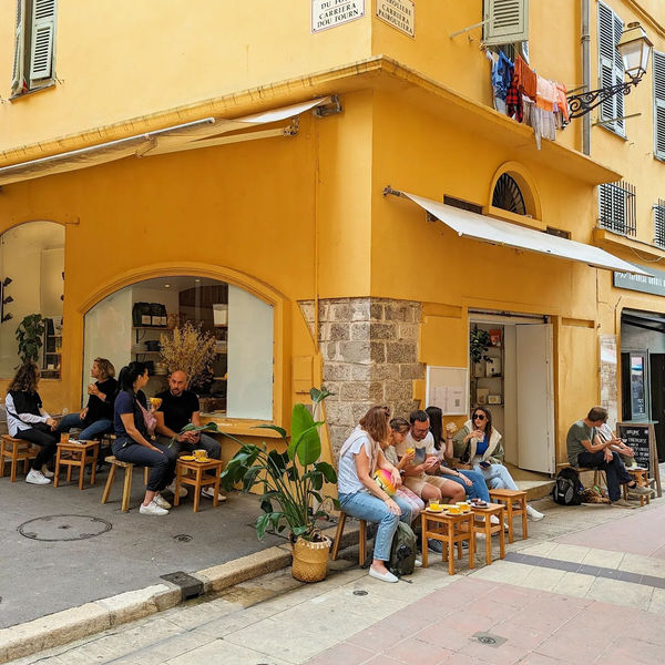 Süßes Kaffeehaus in Alt-Nizza