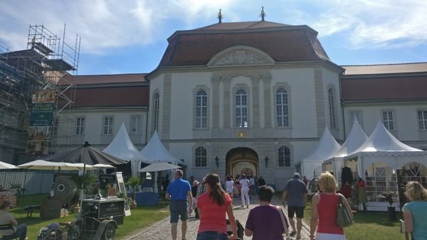 Märchenhaftes Schloss mit prächtigen Gärten