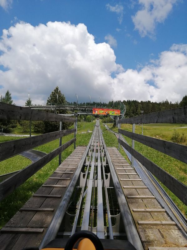 Rasante Abfahrt im Sommerrodelbahn-Spaß