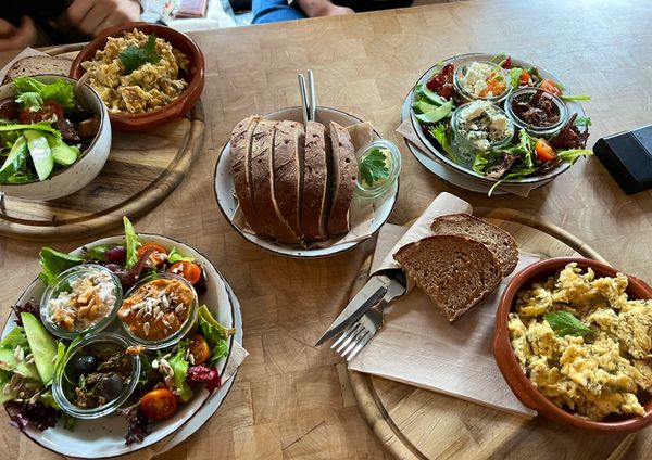 Frühstücken in historischer Apothekeneinrichtung