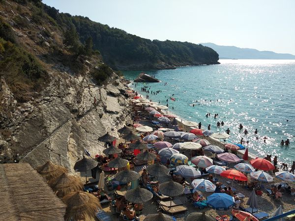 Ruhiger Strand mit kristallklarem Wasser