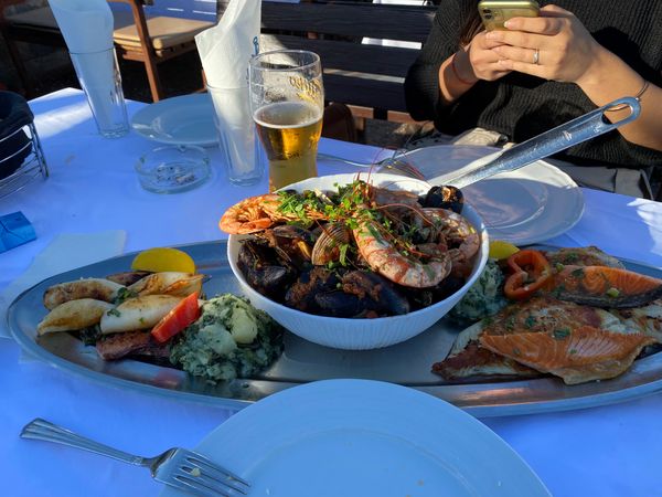 Frische Meeresfrüchte mit Meerblick genießen