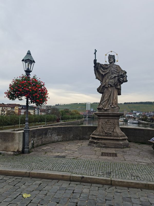 Mit Wein den Blick genießen: Alte Mainbrücke