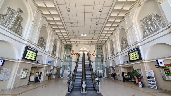 Zeitreise durch Architektur am Bahnhof