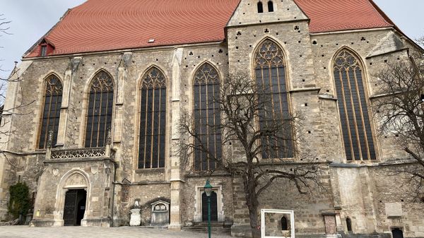 Gotische Schönheit mit beeindruckendem Altar