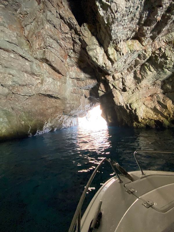 Naturschauspiel: Schwimmen in leuchtender Höhle